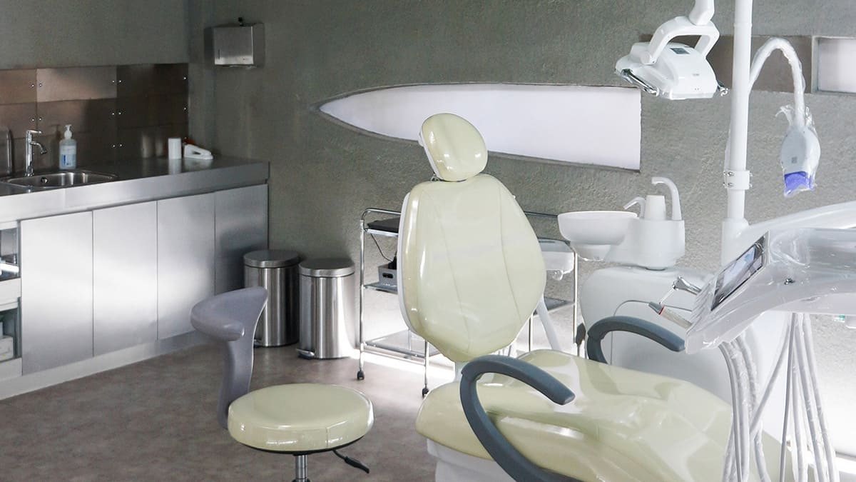 Ruang treatment FLOSS Dental Studio Bali